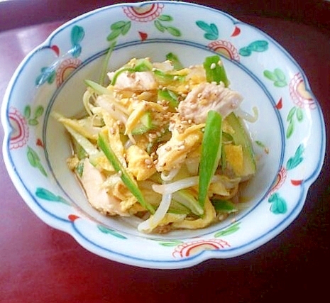 柄物の器に盛り付けられた中華風サラダ
