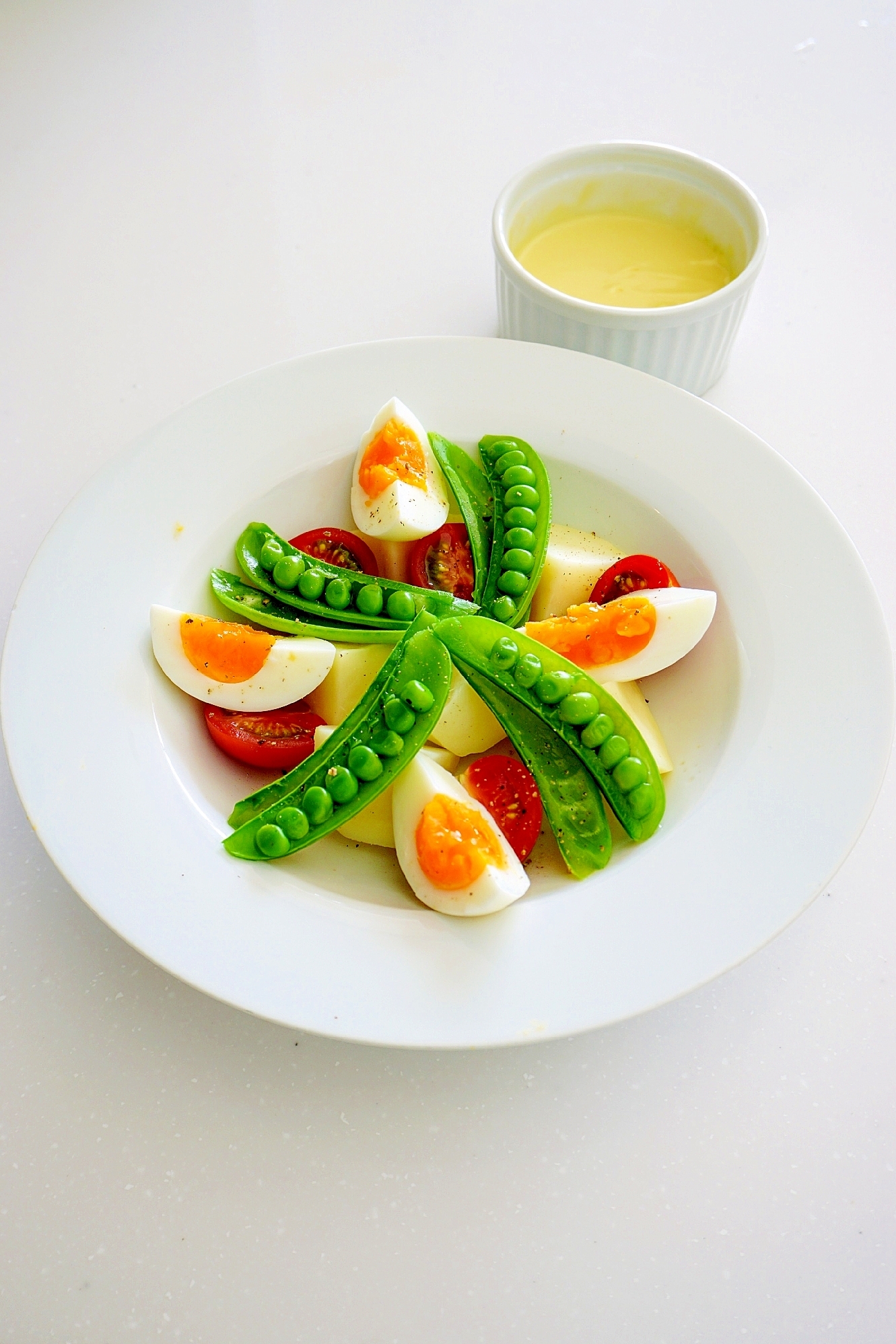スナップエンドウと卵とじゃがいもとトマトの春サラダ