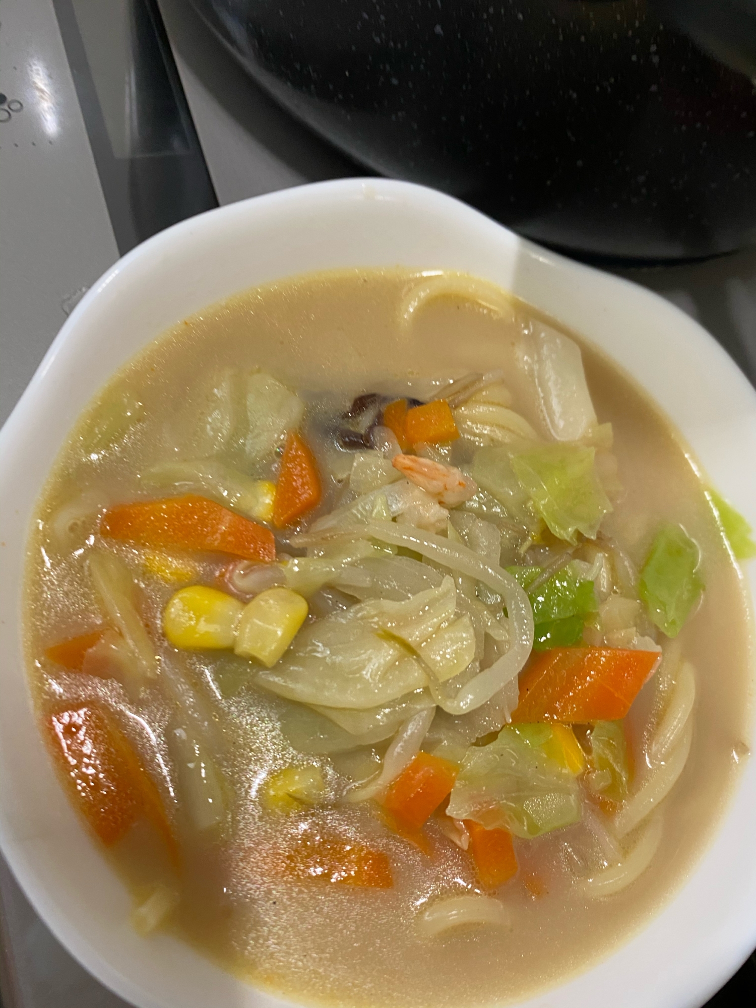 インスタントちゃんぽん麺が野菜を加えて豪華に！！