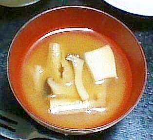 エリンギと豆腐と油揚げの味噌汁