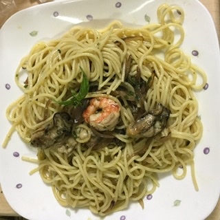 エビと牡蠣入りバジルソースのパスタ