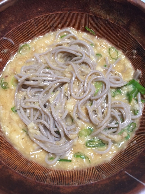 すり鉢でトロロ蕎麦