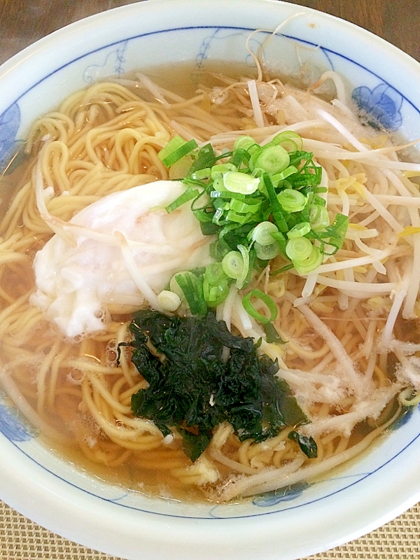 月見醤油ラーメン☆もやし盛り