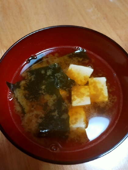 絹こし豆腐とわかめの赤だし☆簡単お出汁のお味噌汁