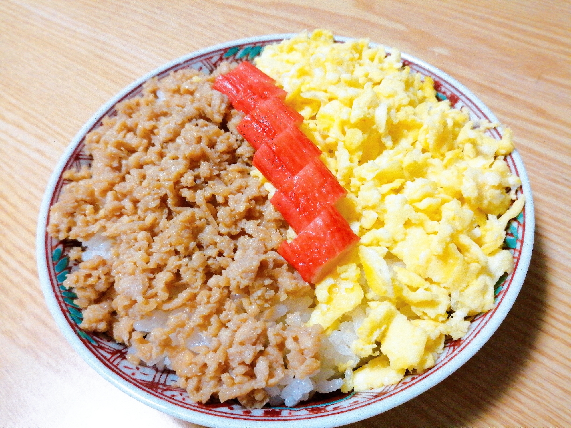 鶏そぼろと卵とカニカマの三色丼