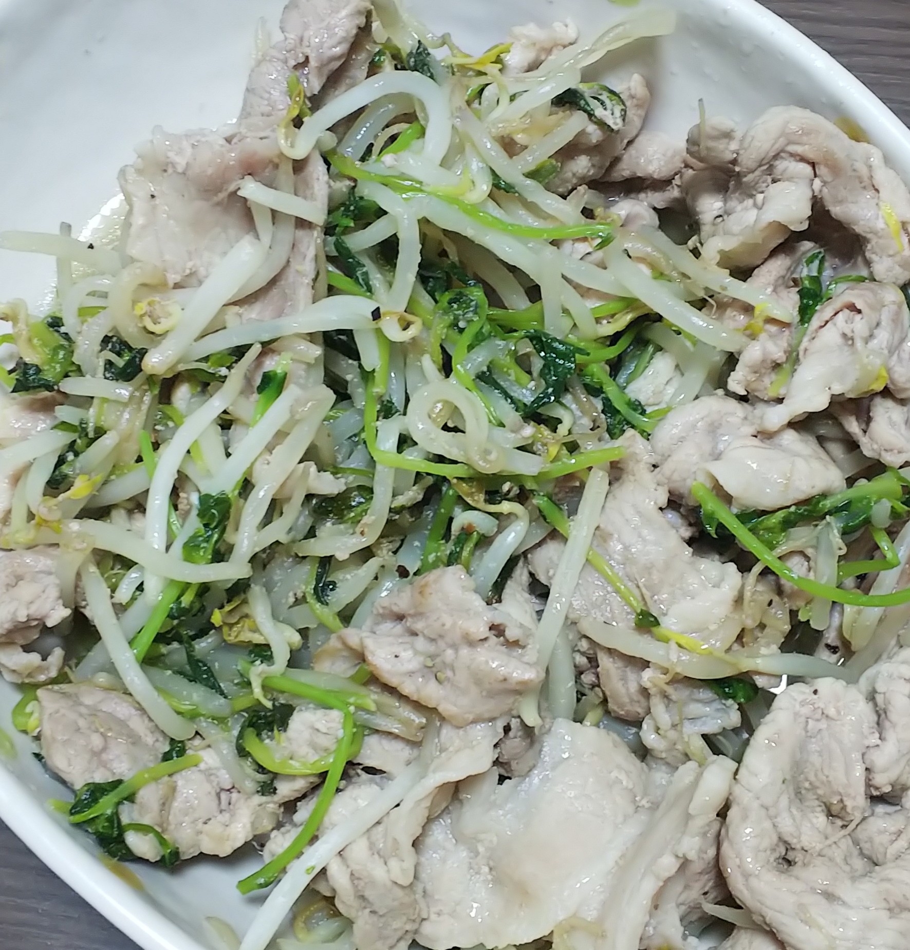 豆苗もやし豚肉炒め