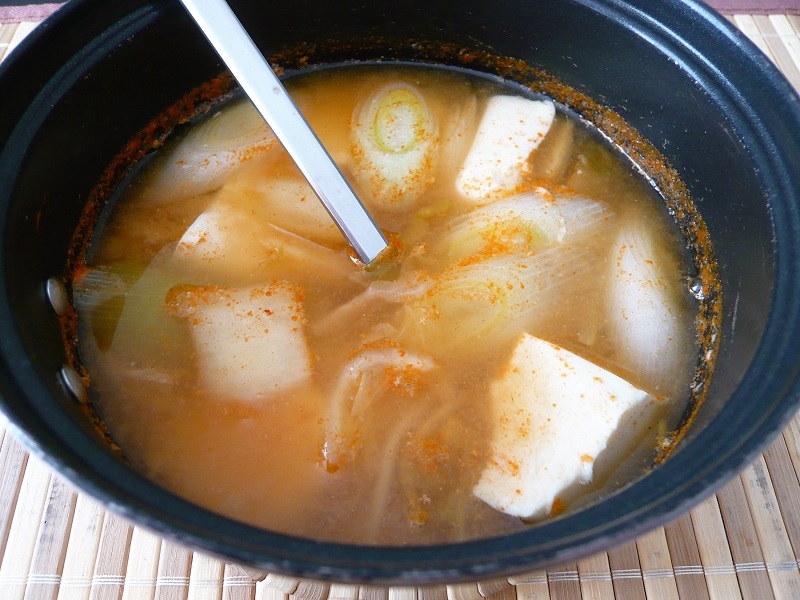 豆腐とネギのキムチ味噌汁