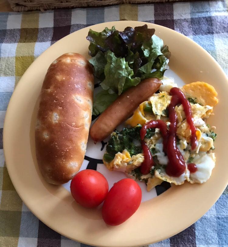 もち麦コッペと炒り卵の朝ごはん