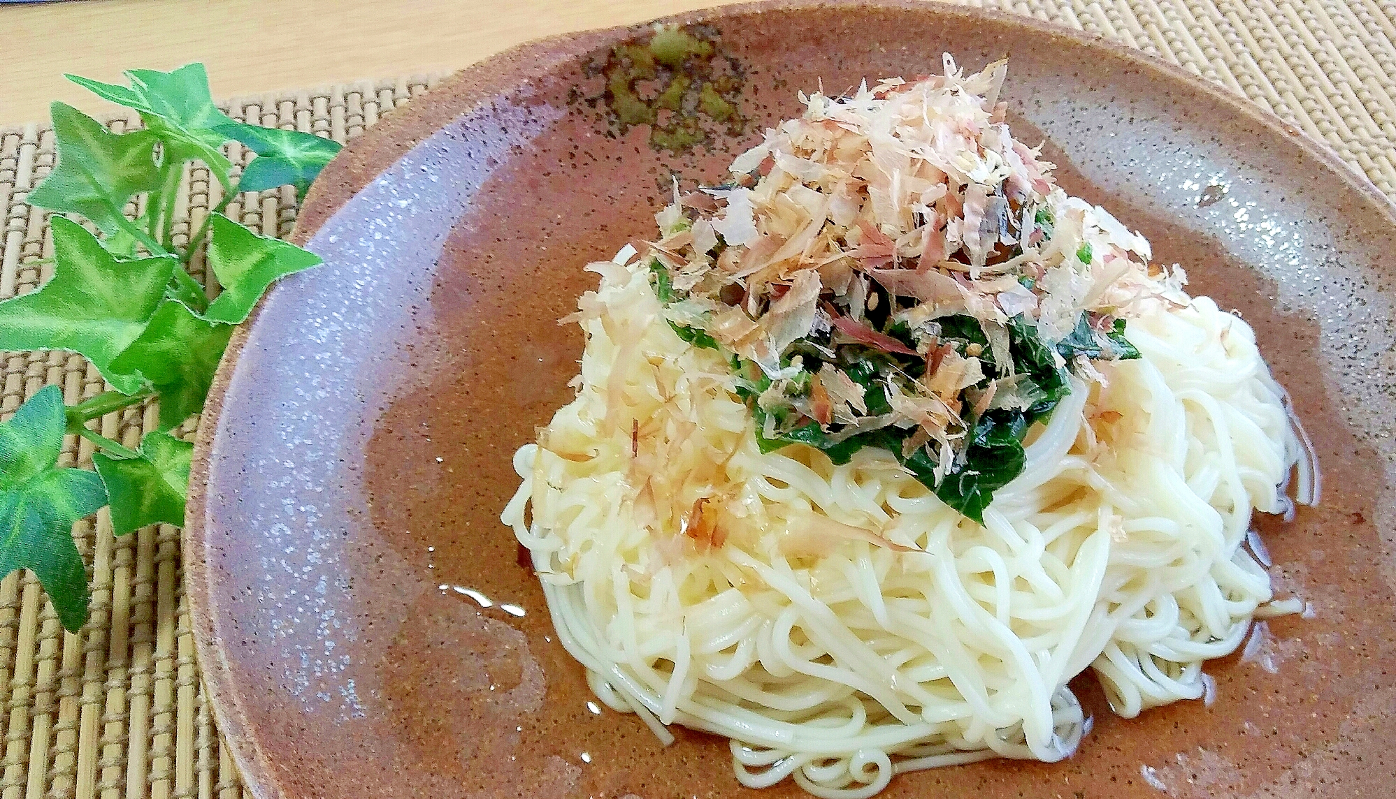 モロヘイヤと塩昆布のぶっかけそうめん