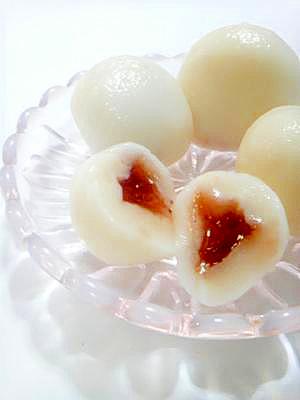 イチゴジャムがとろっ、ヨーグルトの白玉