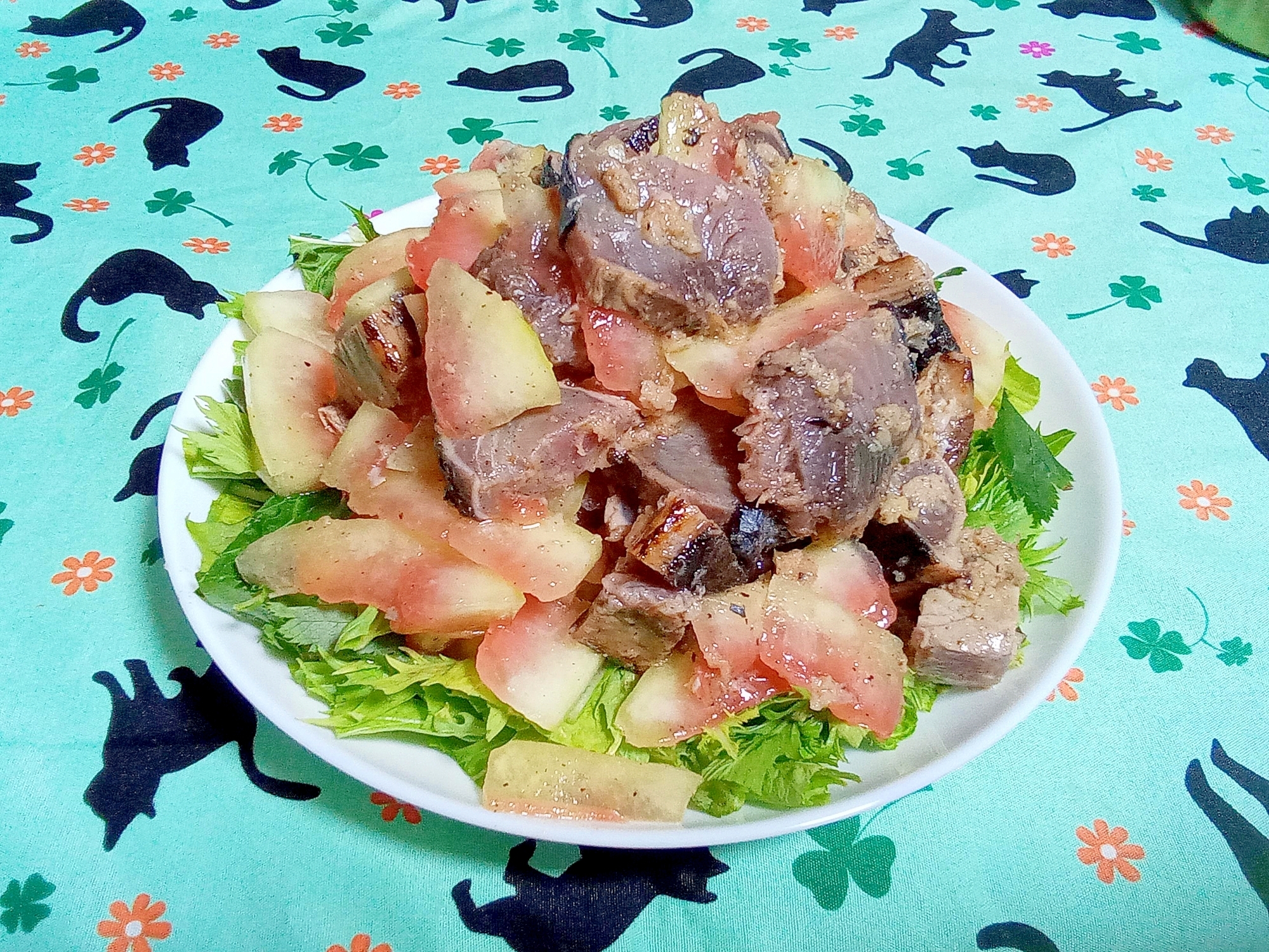 鰹のたたきとスイカの皮の塩レモン生姜和え