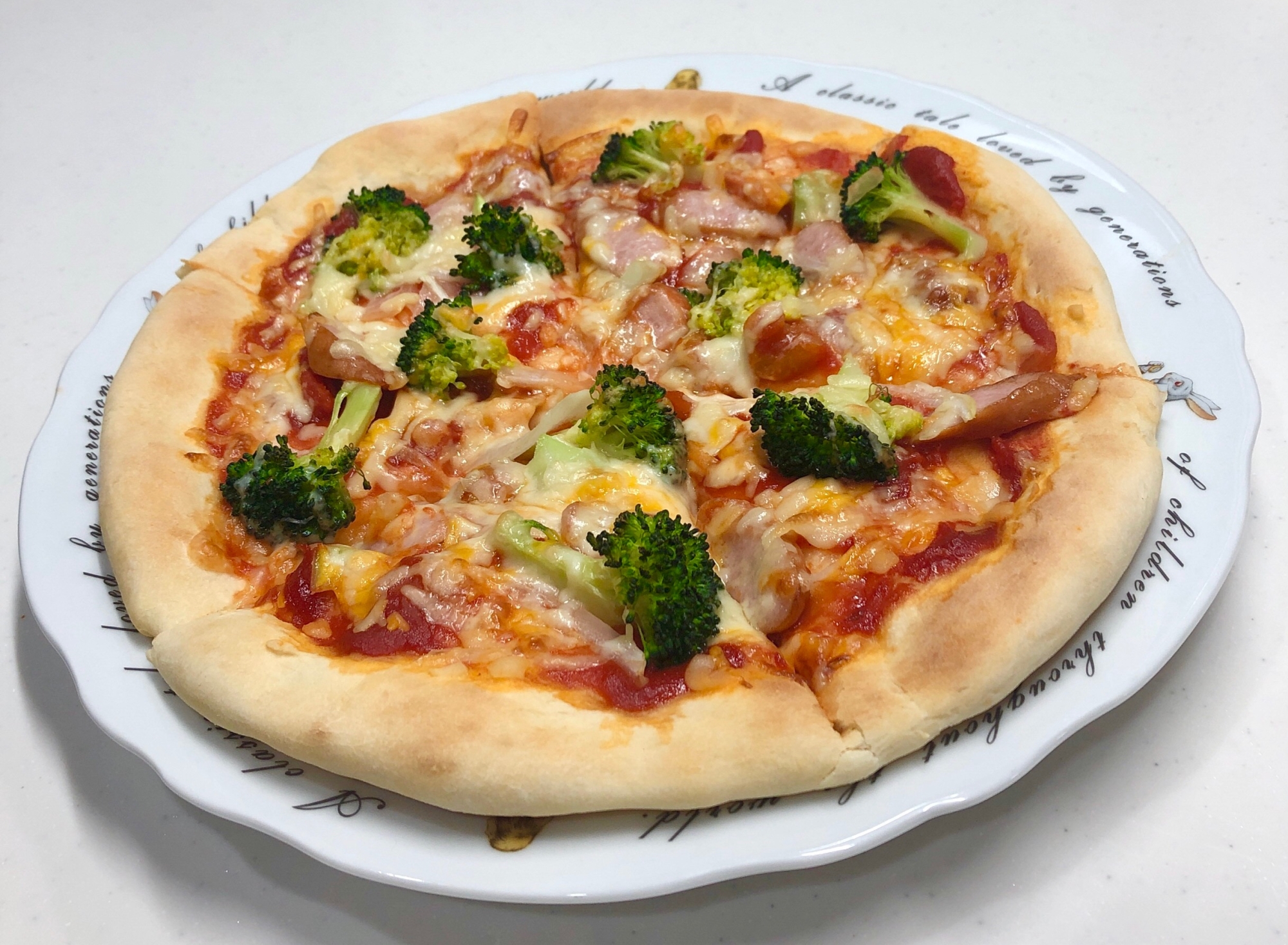 ブロッコリーとソーセージのピザ