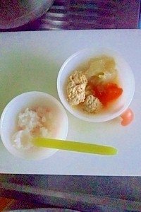 赤ちゃんの鶏肉団子スープ