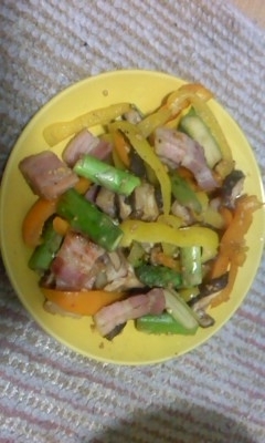 しいたけとカラーピーマンも入れました。にんにくの香りとベーコンの脂が野菜に染みておいしかったです！また作ります！