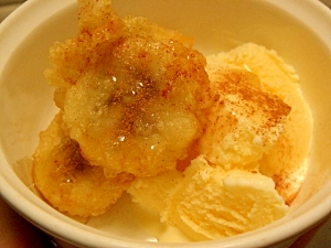 バナナの天ぷらアイス添え　シナモン風味