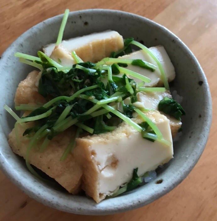 厚揚げと豆苗のめんつゆ煮丼