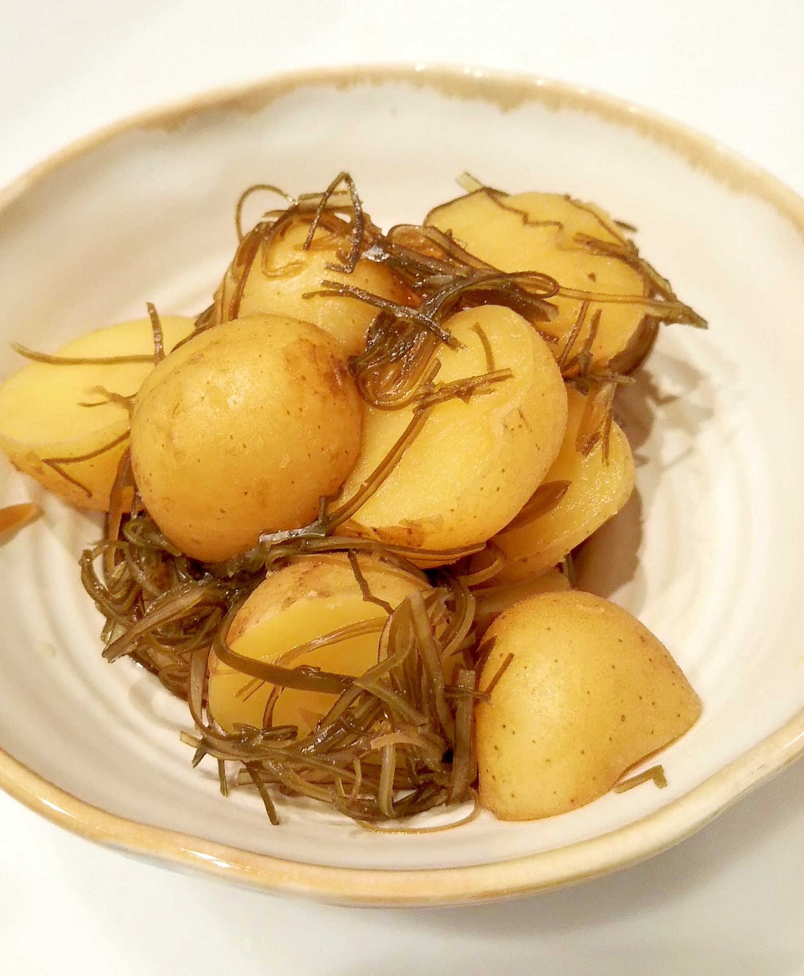 しみじみ系。じゃがいもと刻み昆布の煮物