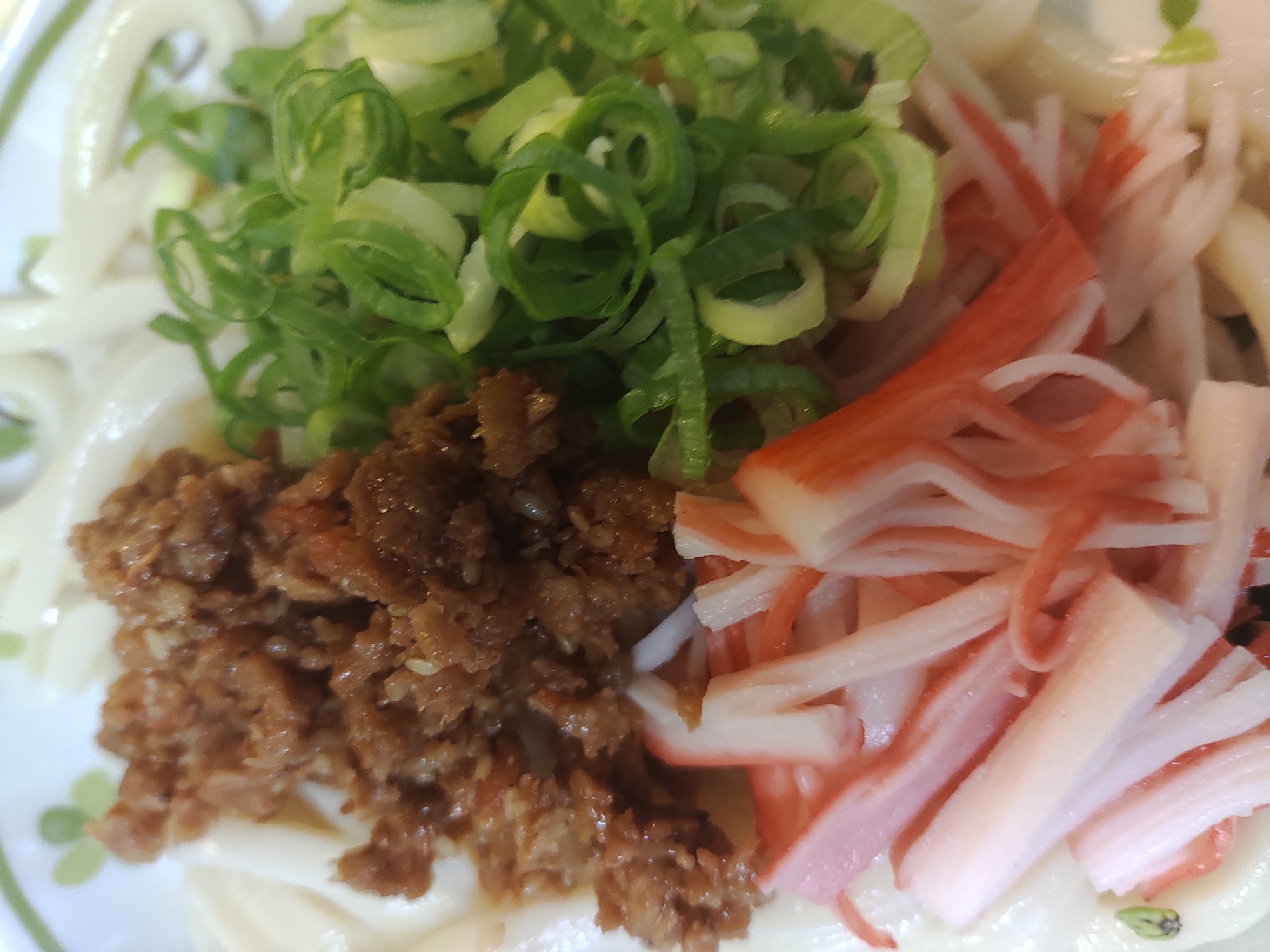 ねぎとカニかまと鶏肉そぼろのぶっかけうどん