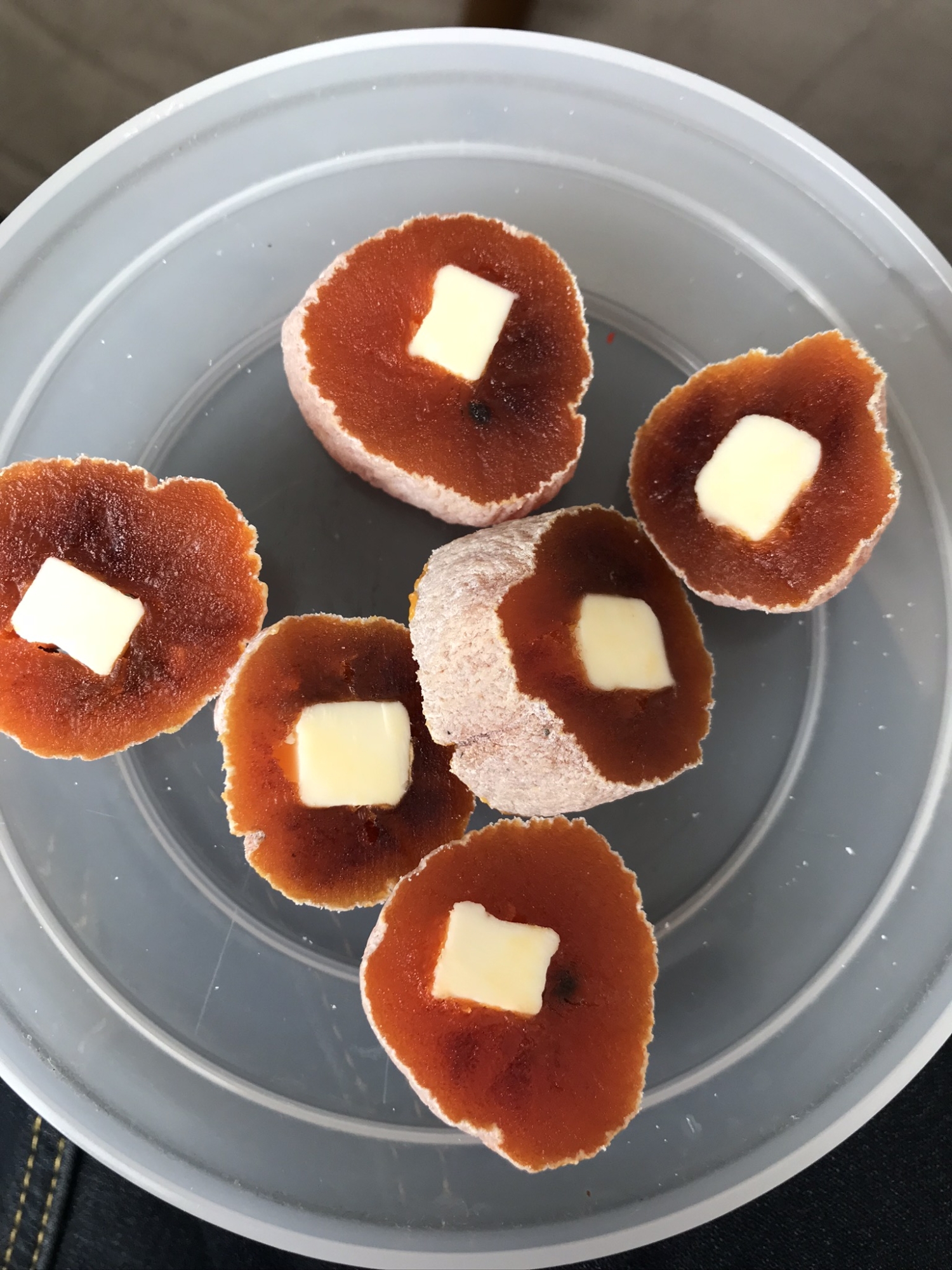 透明な蓋にのせられた干し柿クリームチーズ