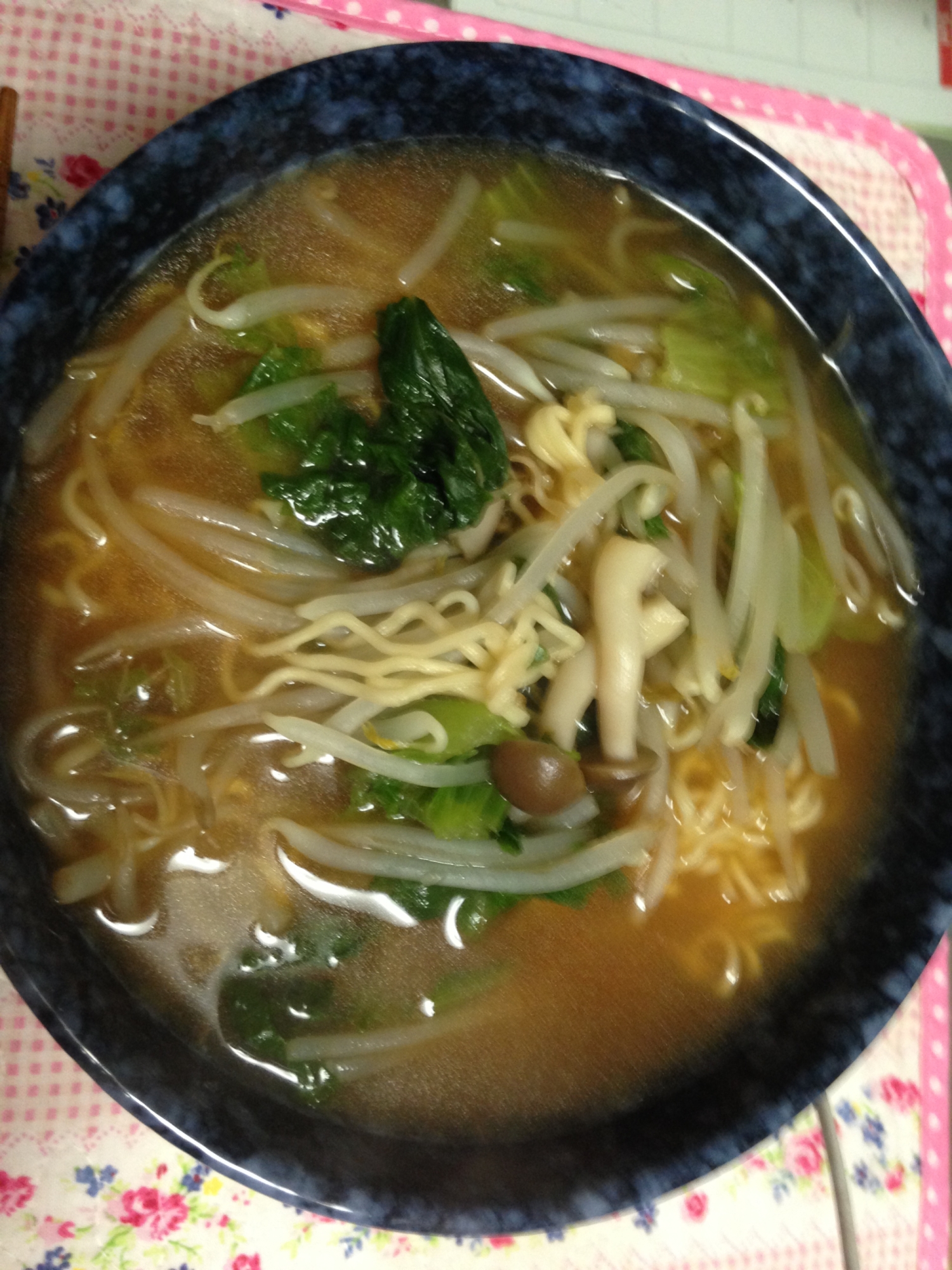 レタスとしめじともやしの味噌ラーメン