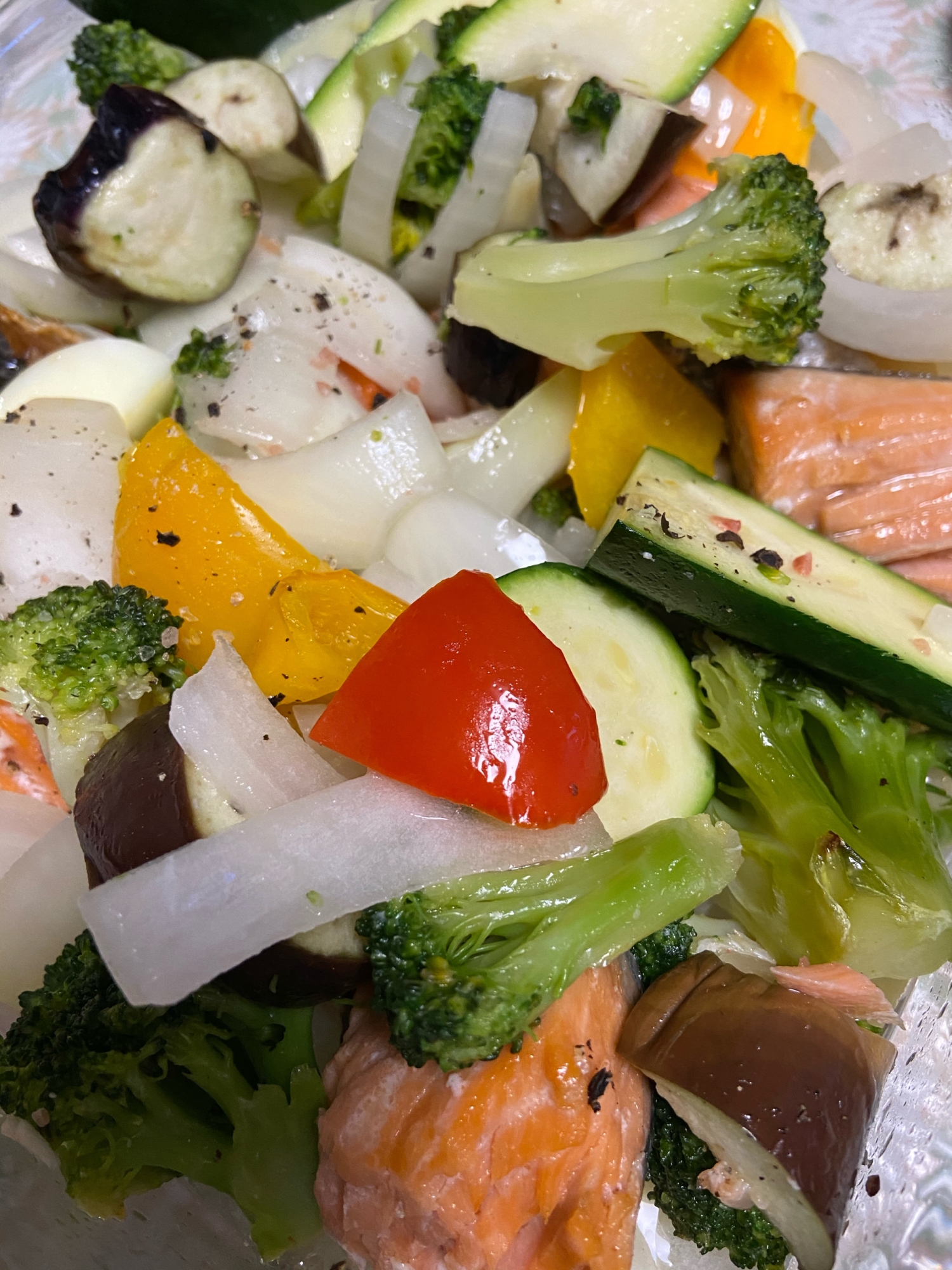 切って焼くだけ 鮭と彩り野菜のオーブン焼き レシピ 作り方 By Miyumiyu 楽天レシピ