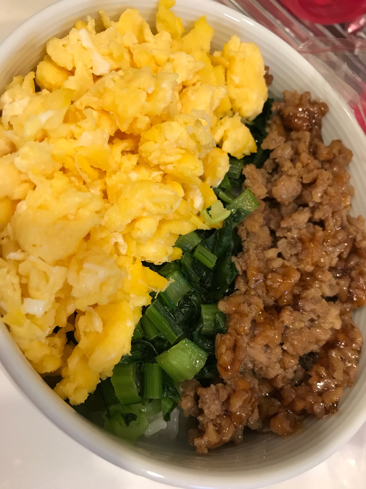 緑は小松菜な三色丼