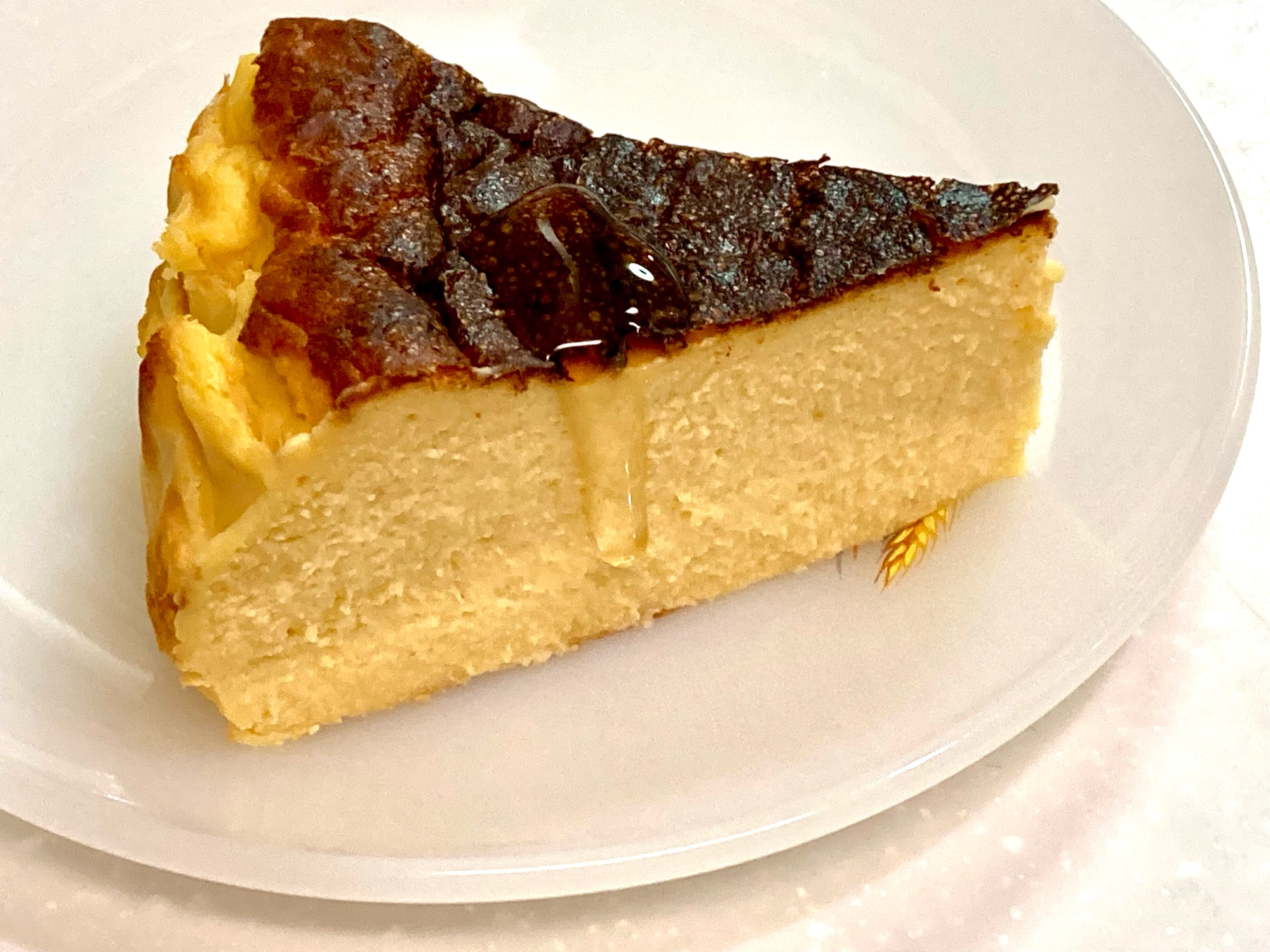 白い皿に盛り付けられたバターナッツかぼちゃのヨーグルトチーズケーキ