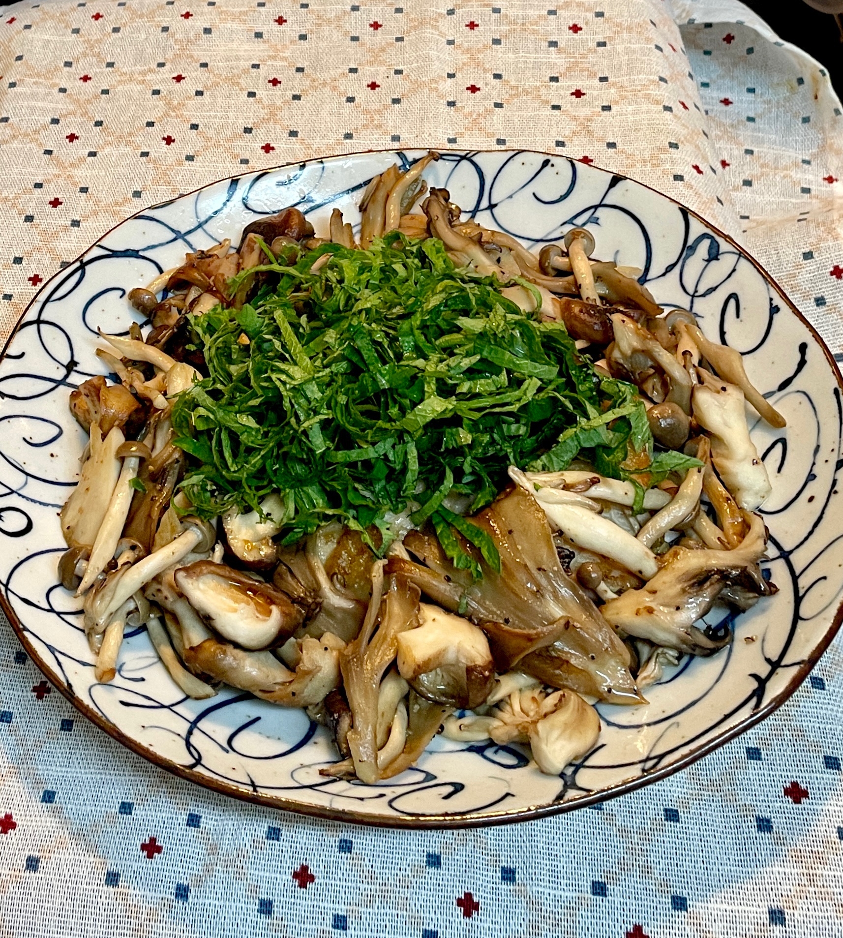 キノコが主役♡鶏もも肉とキノコのバター醤油ソテー