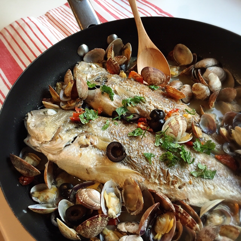 フライパンに入ったイシモチのアクアパッツァ