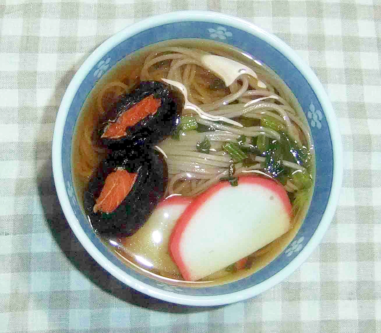 かまぼこと昆布巻きのお蕎麦