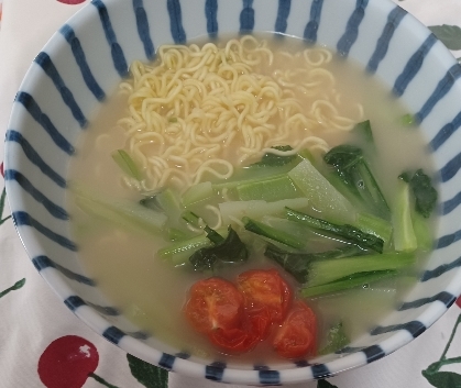 フルーツトマトと小松菜のラーメン