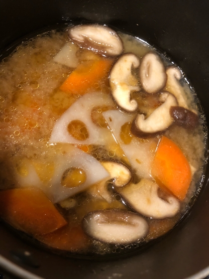 椎茸と蓮根と人参の味噌汁