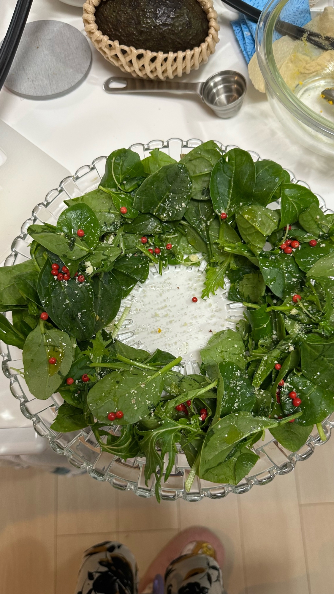 ピンクペッパーで華やかに！クリスマスリースサラダ