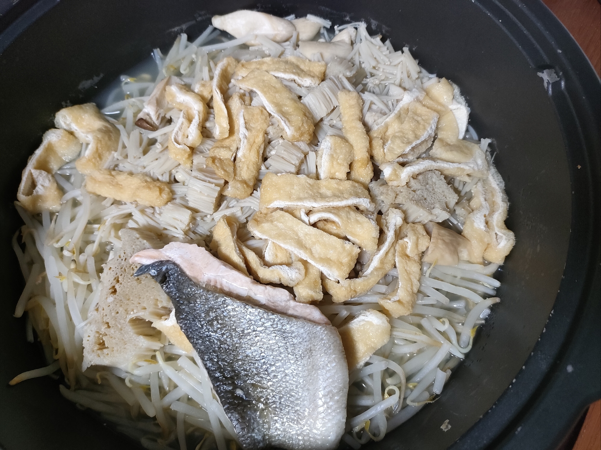 鮭と油揚げの水炊き鍋