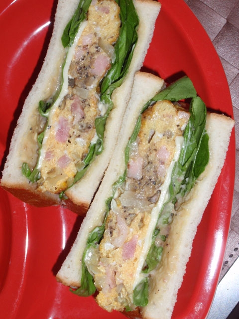 ベーコンバーニャカウダオムレツのサンドウィッチ