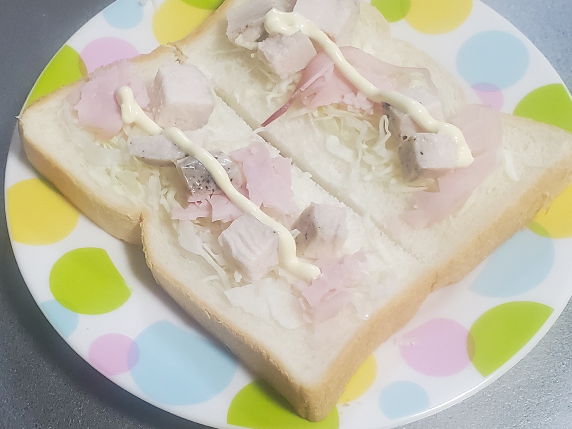 サラダチキンとハムのトースト