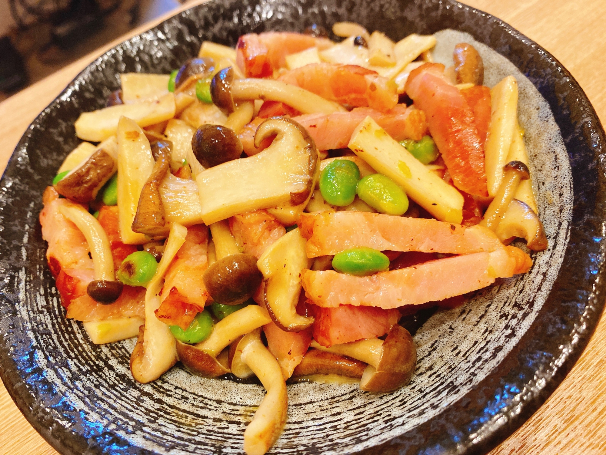 ベーコンとキノコのガリバタ炒め!