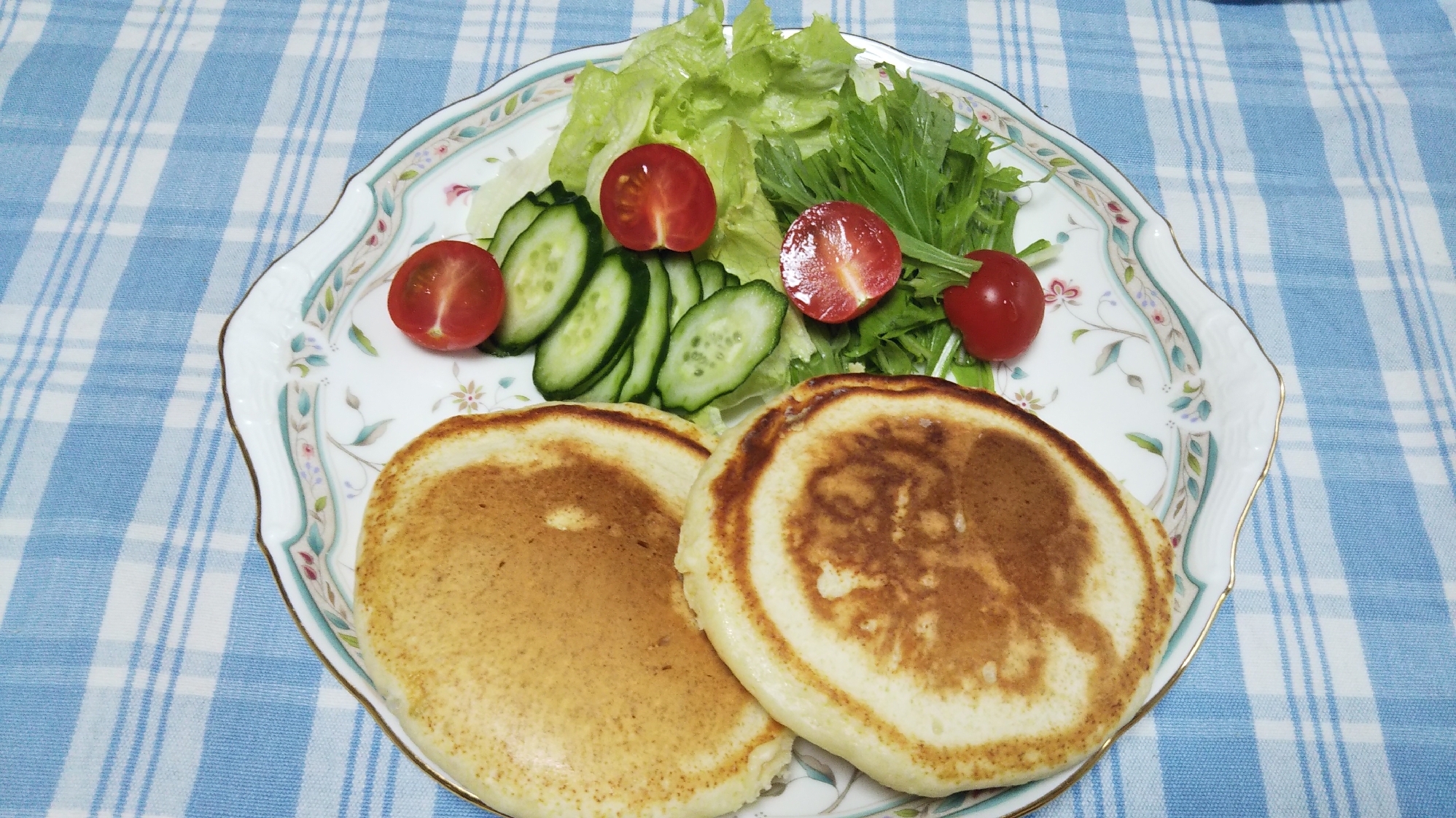 パンケーキと野菜の盛り合わせの朝食☆