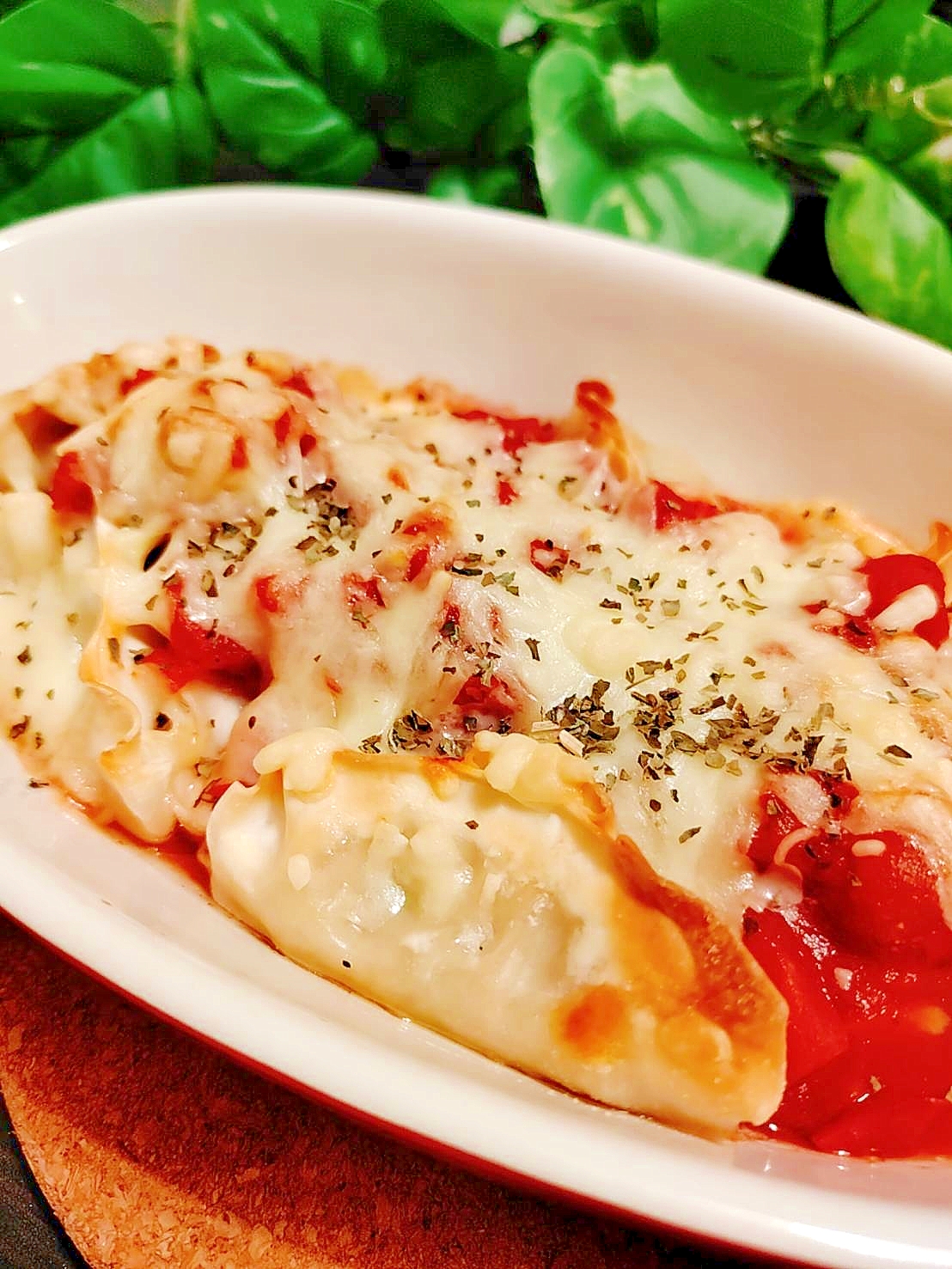 グラタン皿に入ったトマトソースでグラタン風餃子