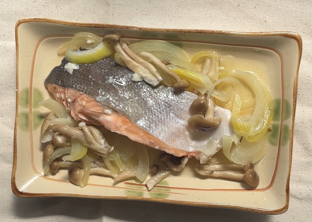 【ズボラ×発酵レシピ】塩麹鮭のホイル蒸し