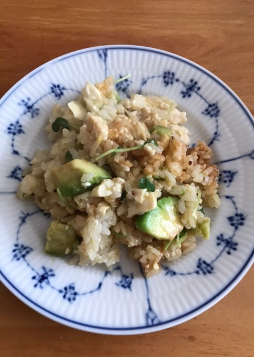 アボカドとカイワレ、豆腐のチャーハン