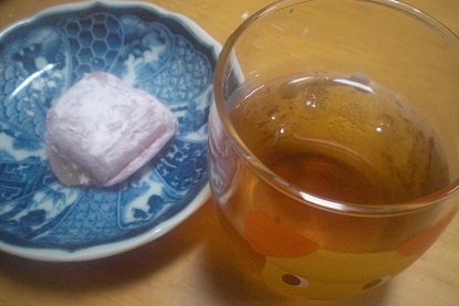 こんにちは・・・・・・ウーロン茶にもはちみつって合いますね。玉椿を頂いたので一緒に食べました。ごちそうさまでした。
(*^_^*)