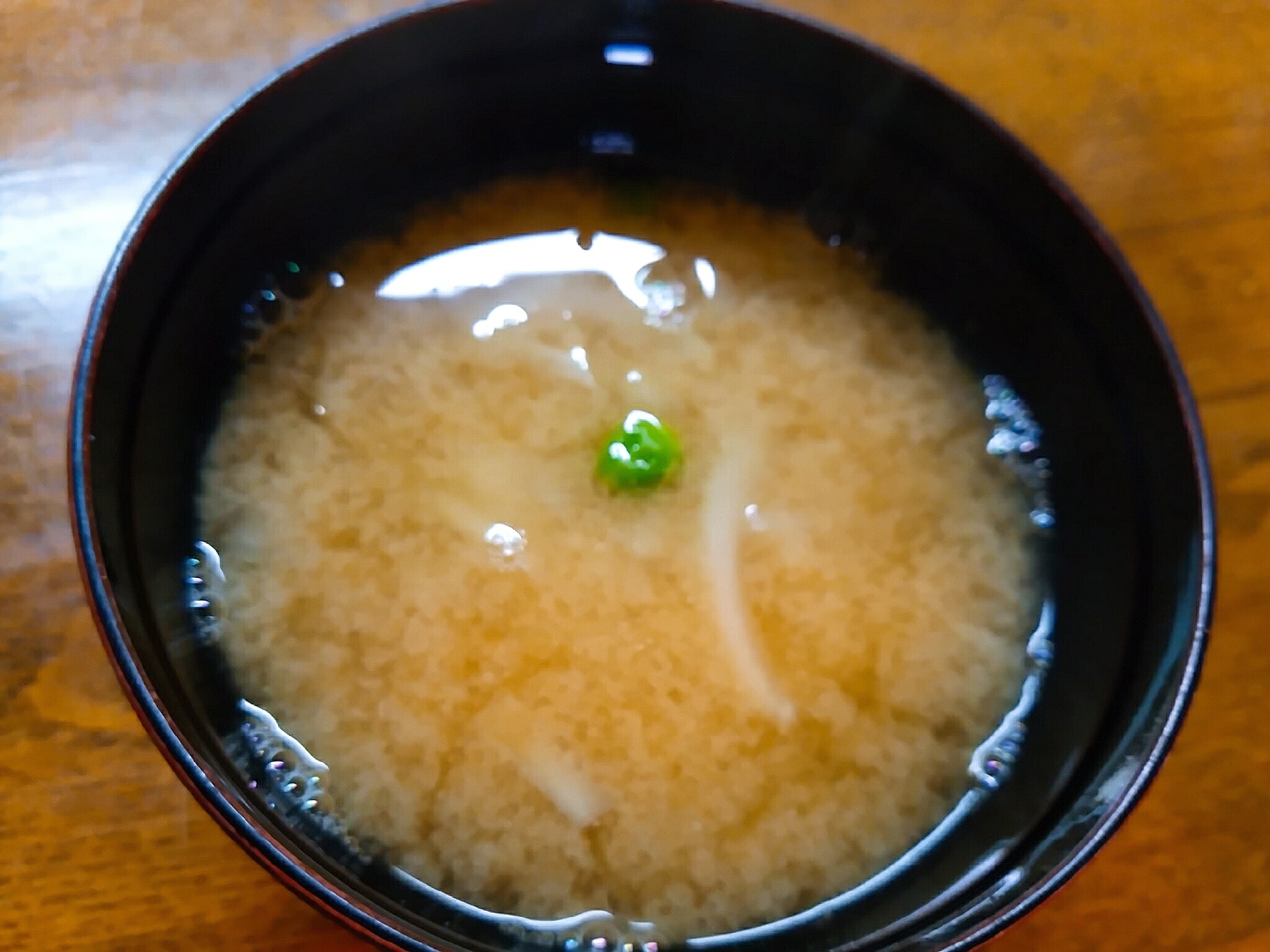 玉葱とグリーンピースの味噌汁