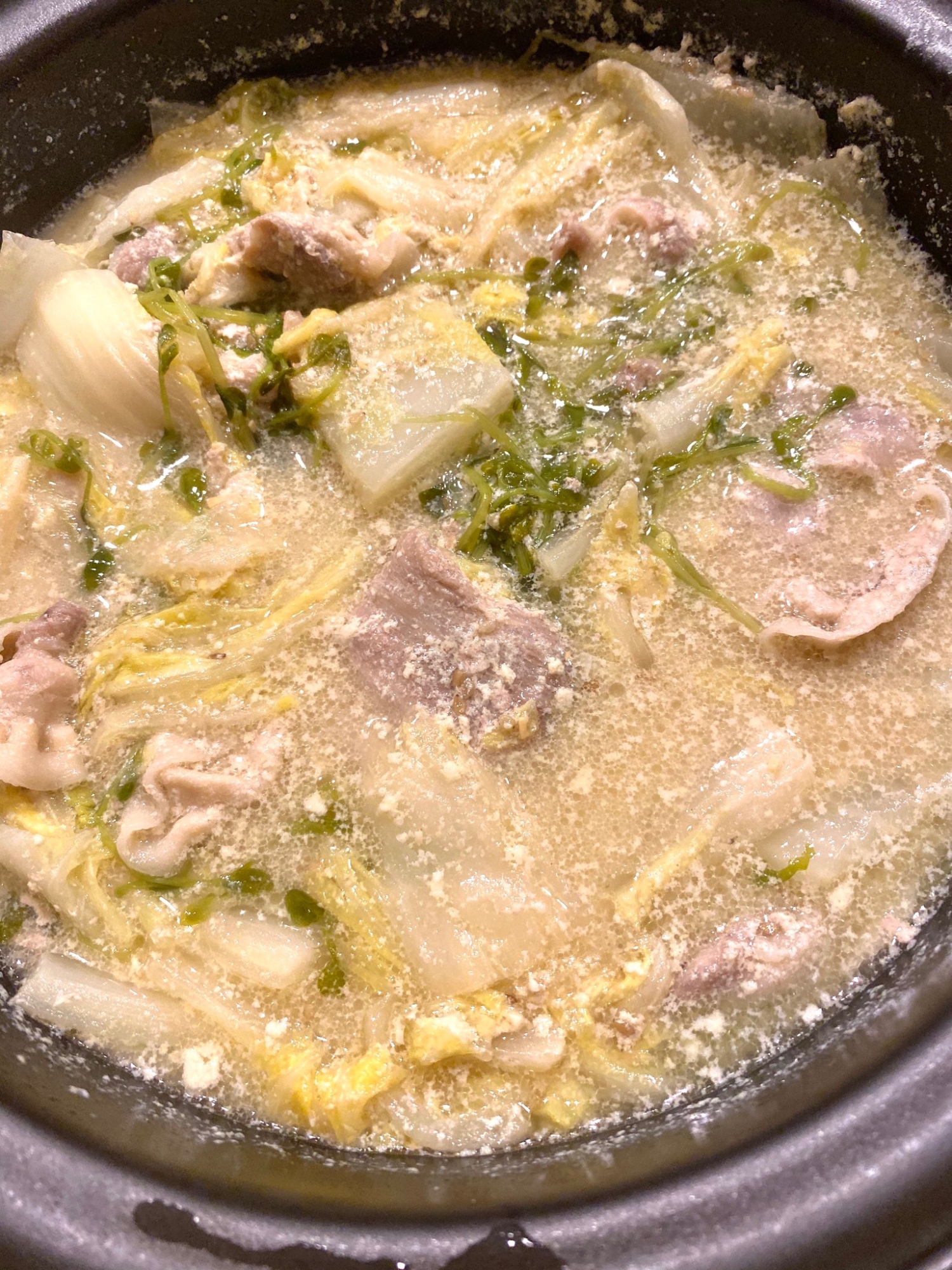 豚バラ肉と白菜と豆苗の味噌豆乳鍋