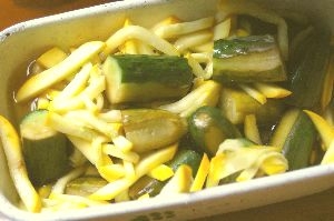 容器に入ったズッキーニのピクルス