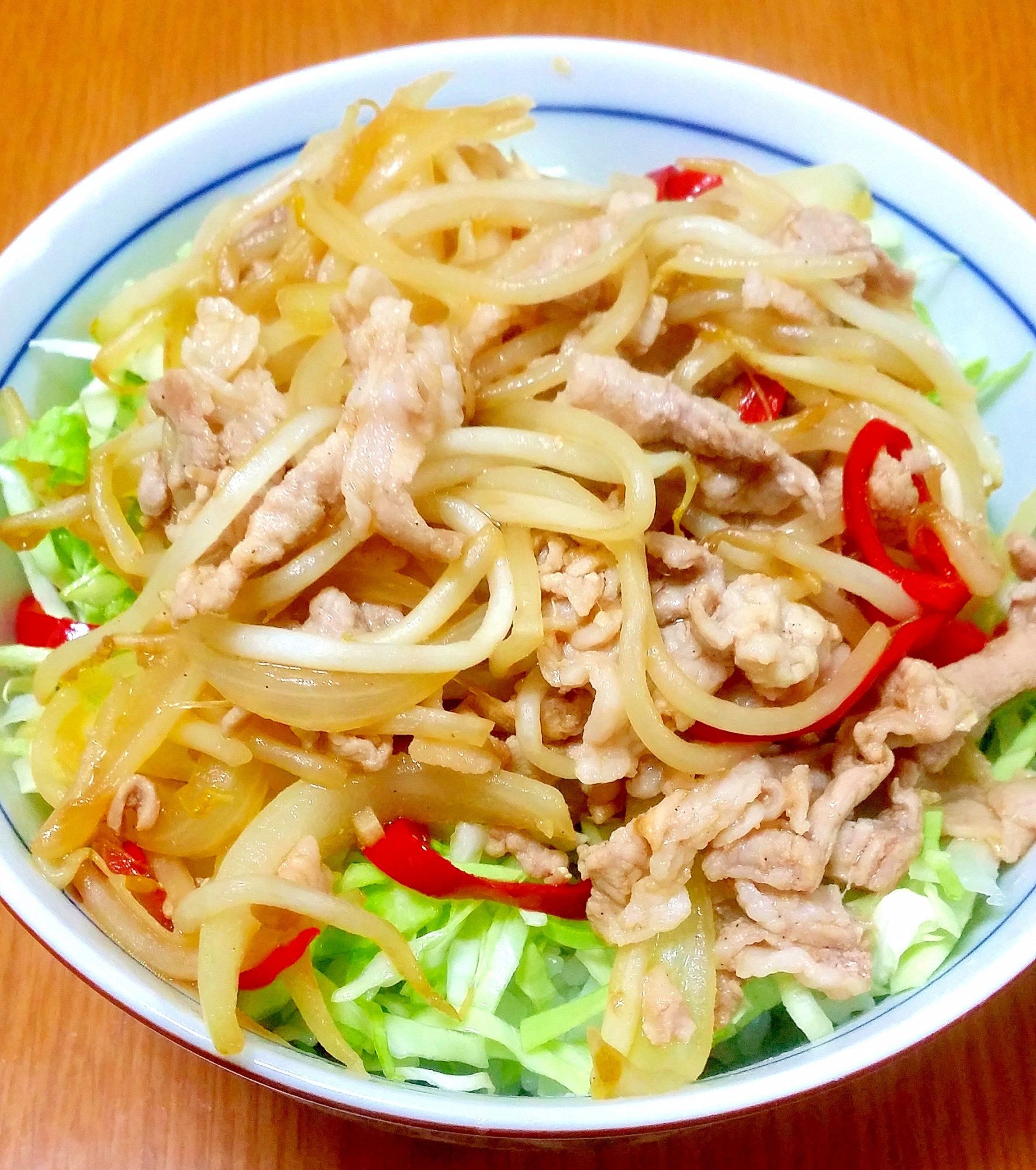 手軽にかさ増し☆もやしと玉ねぎの豚丼♪