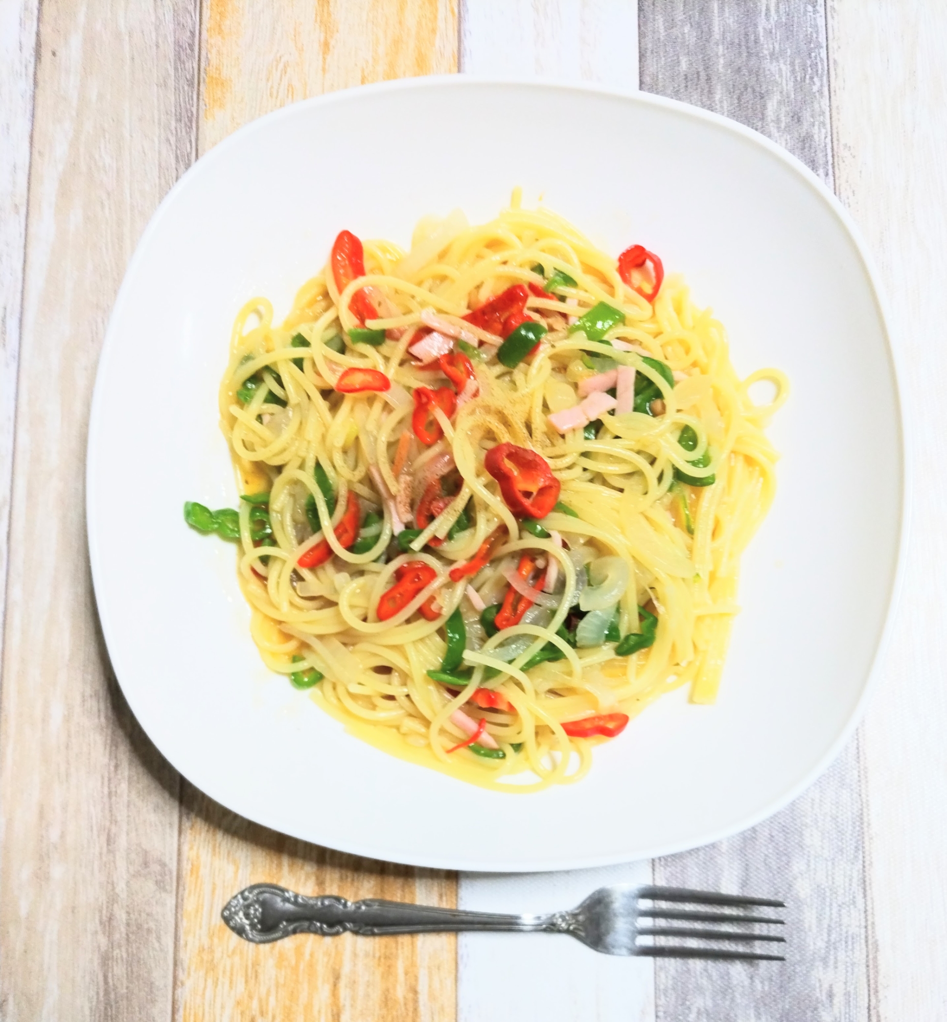 アサリと彩りピーマンのバスタのボンゴレ風