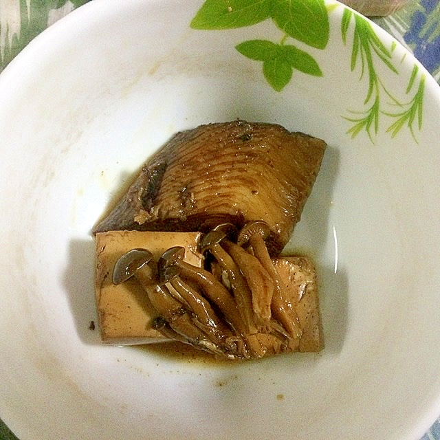 おあげさんの煮汁で煮る魚