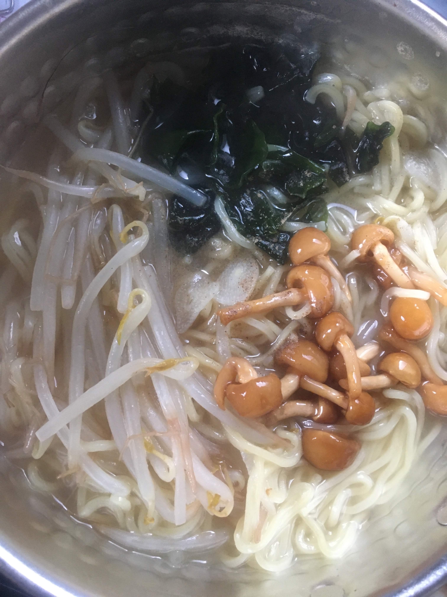 納豆のたれで、なめこ、もやし、わかめ醤油ラーメン