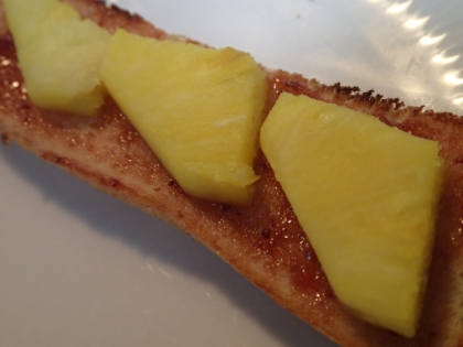 いちごジャム＆パイナップルの練乳かけトースト